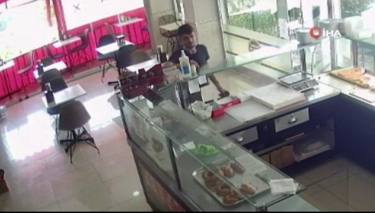 Arnavutköy’de börekçiden çay isteyen hırsız, sadaka kutusu çaldı