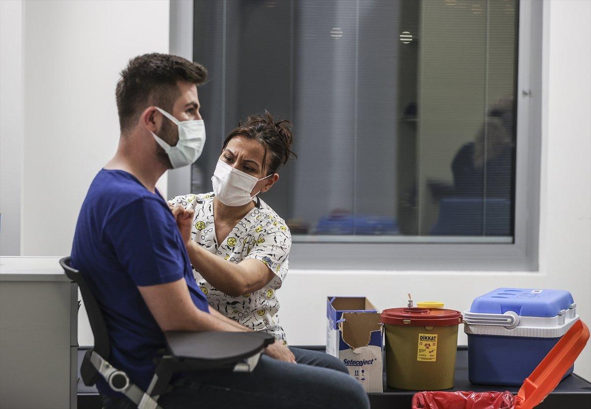 18 yaş ve üstündekiler aşılanmaya başladı