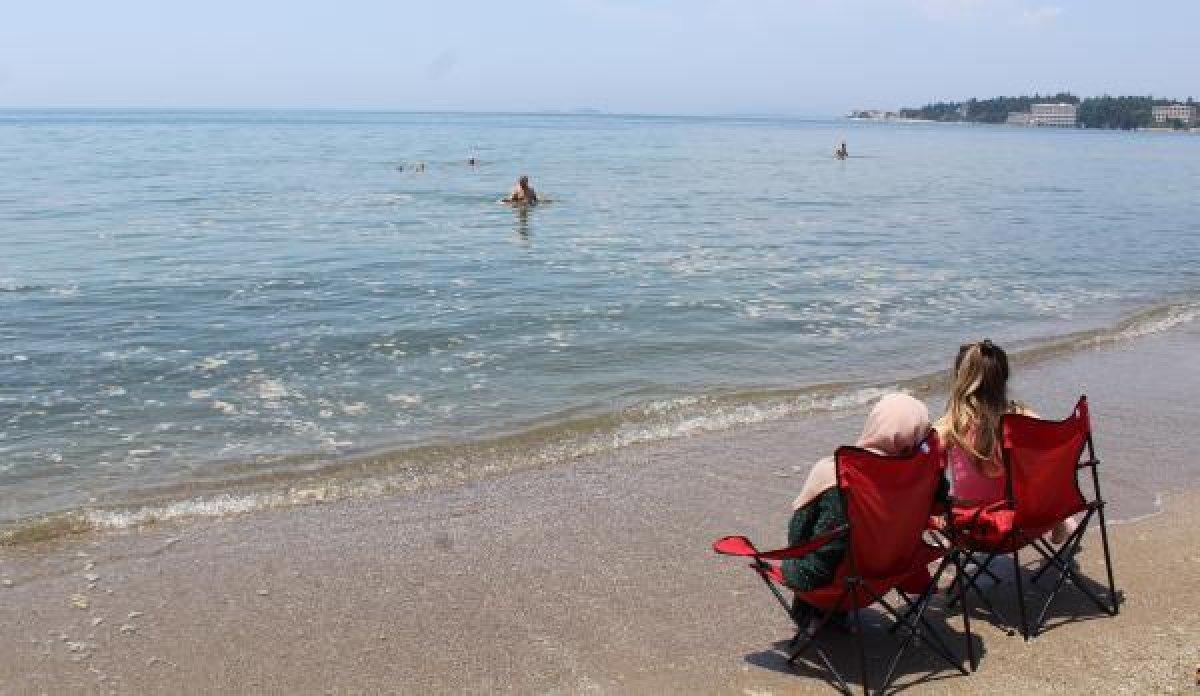 Kocaeli'de vatandaşlar müsilaja aldırmadan denize girdi