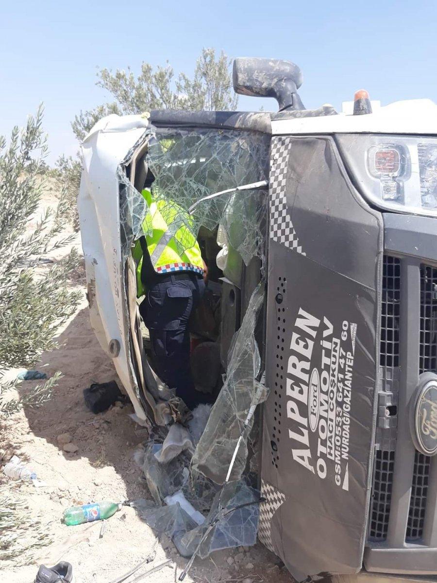 Gaziantep’te yolcu taşıyan minibüs takla attı