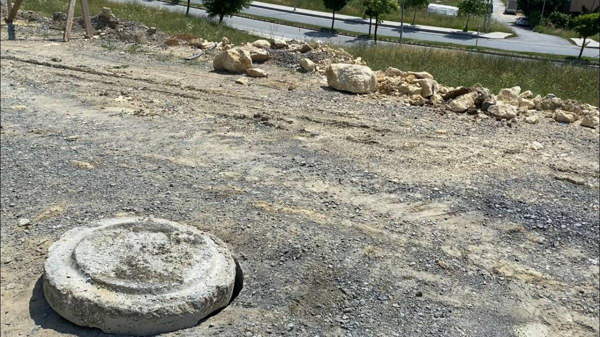 Arnavutköy’de defineciler, rögar kapağının içinde kazı yaptı