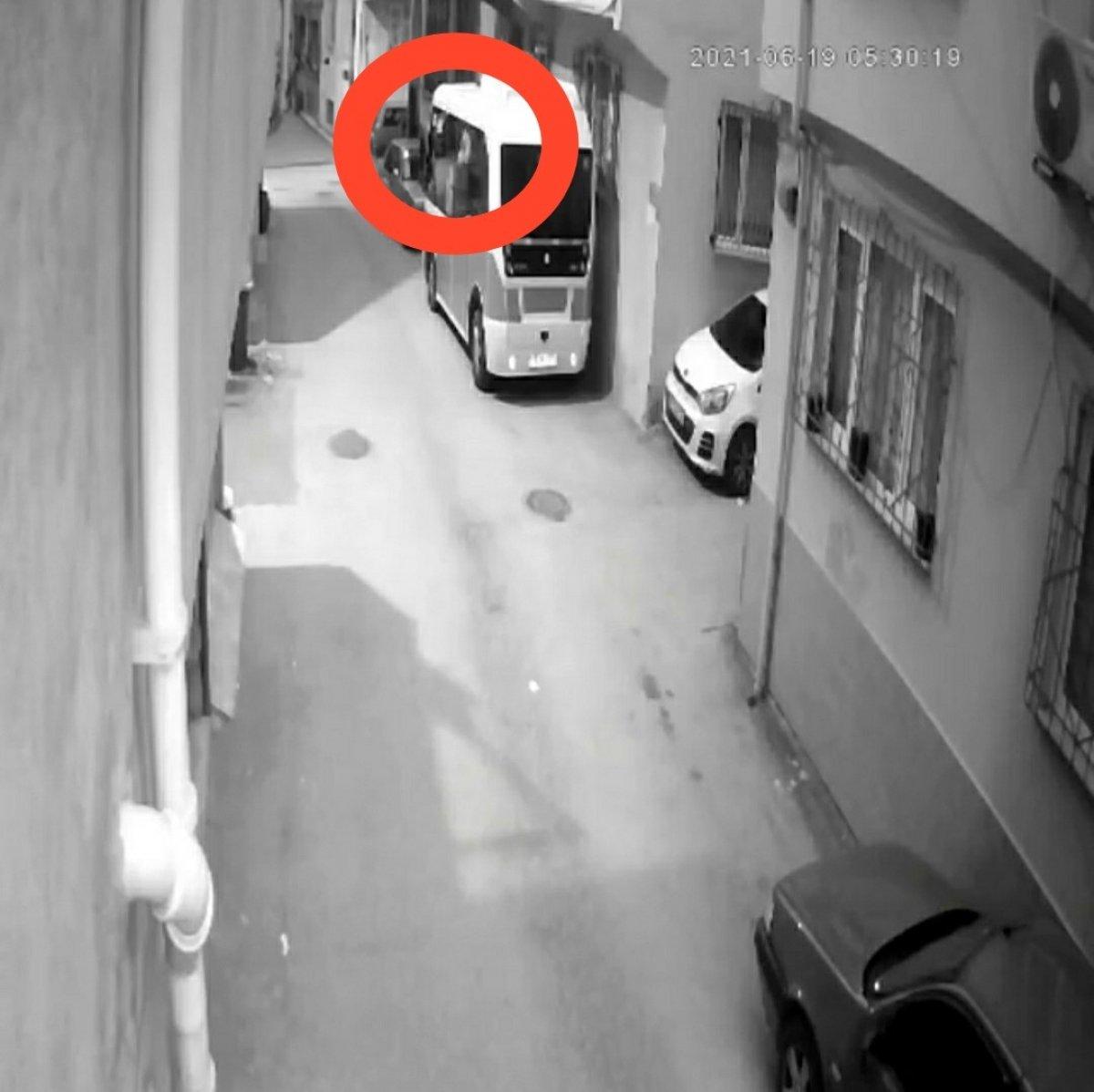 Bursa’da minibüse kelebek camından girip hırsızlık yaptı