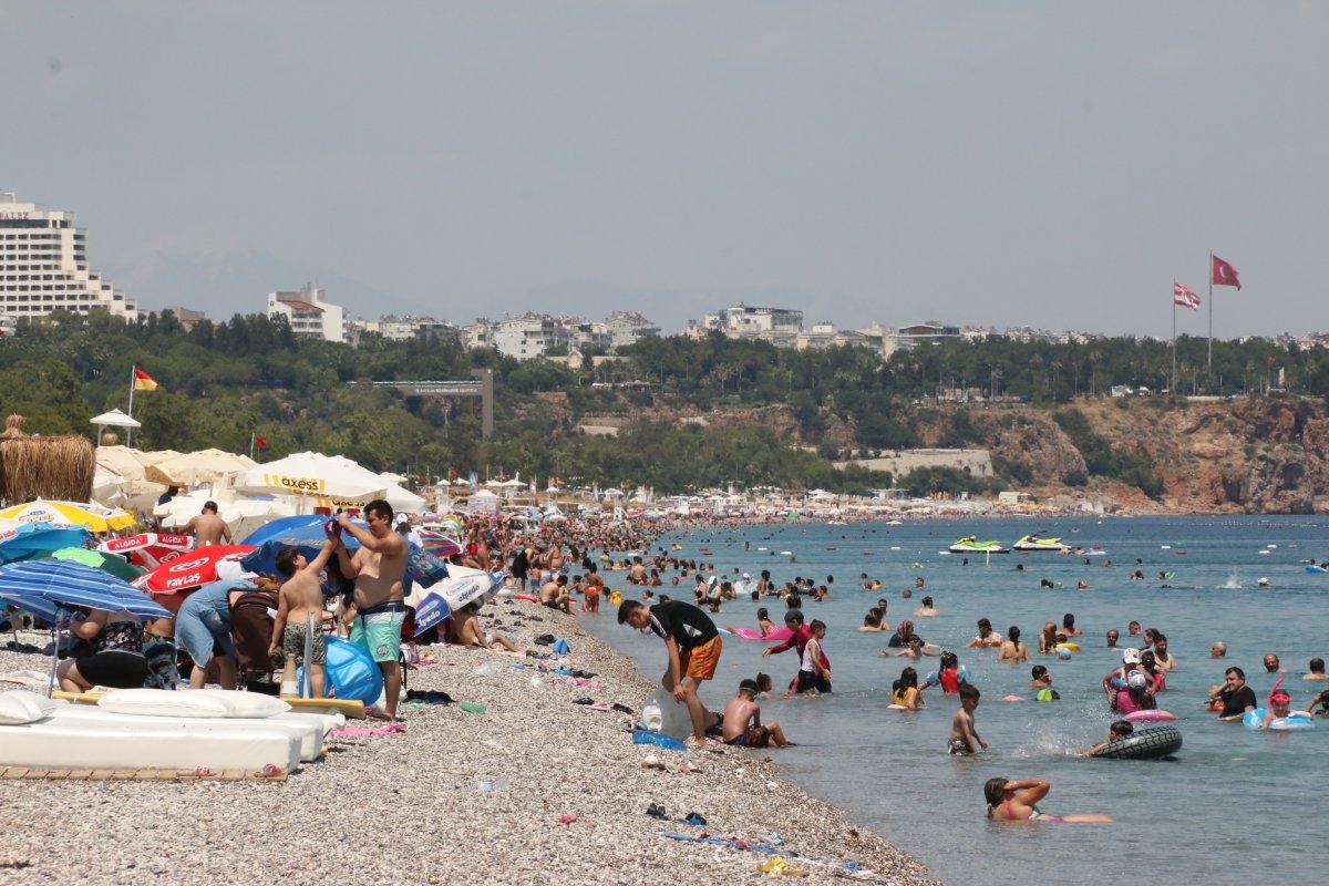 Antalya sahillerinde sınav sonu yoğunluğu