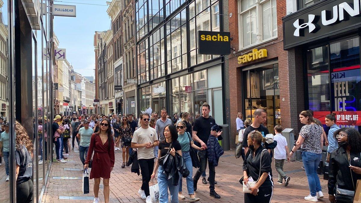 Hollanda'da kapalı alanlarda maske zorunluluğu kalktı