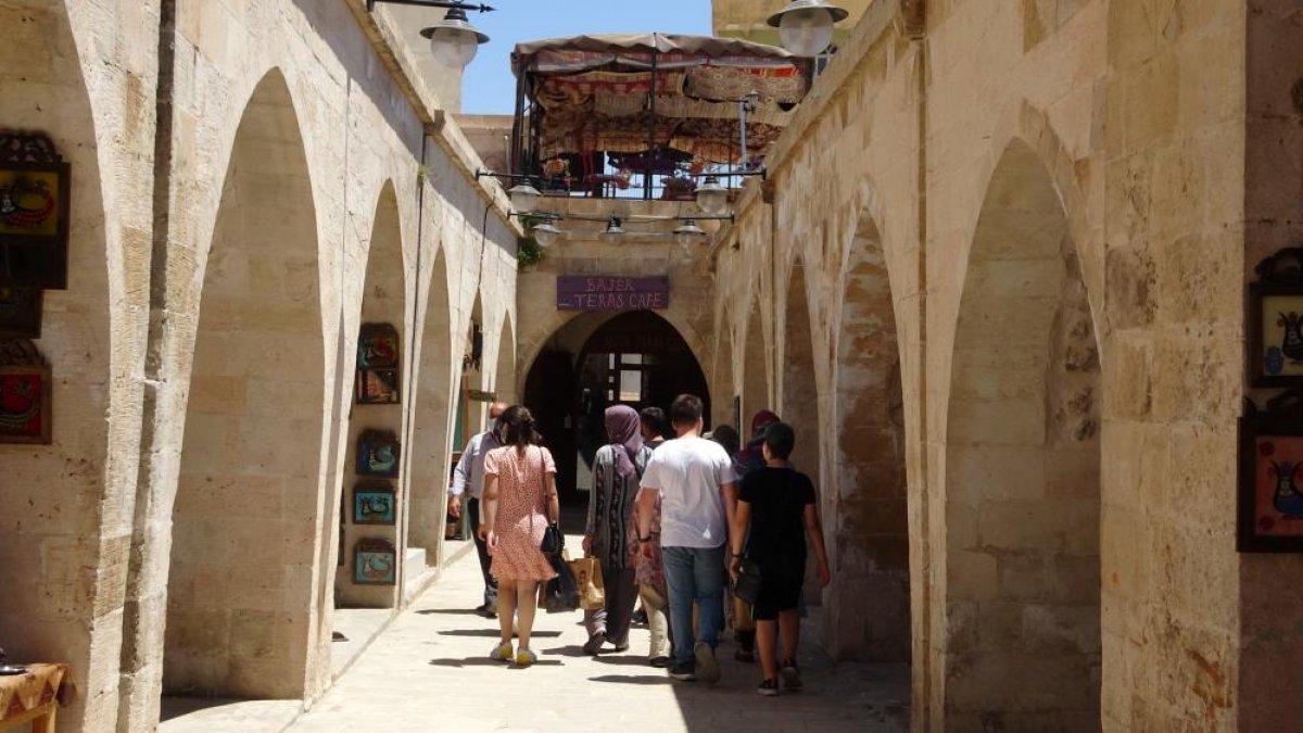 Mardin yerli ve yabancı turistlerin akınına uğruyor