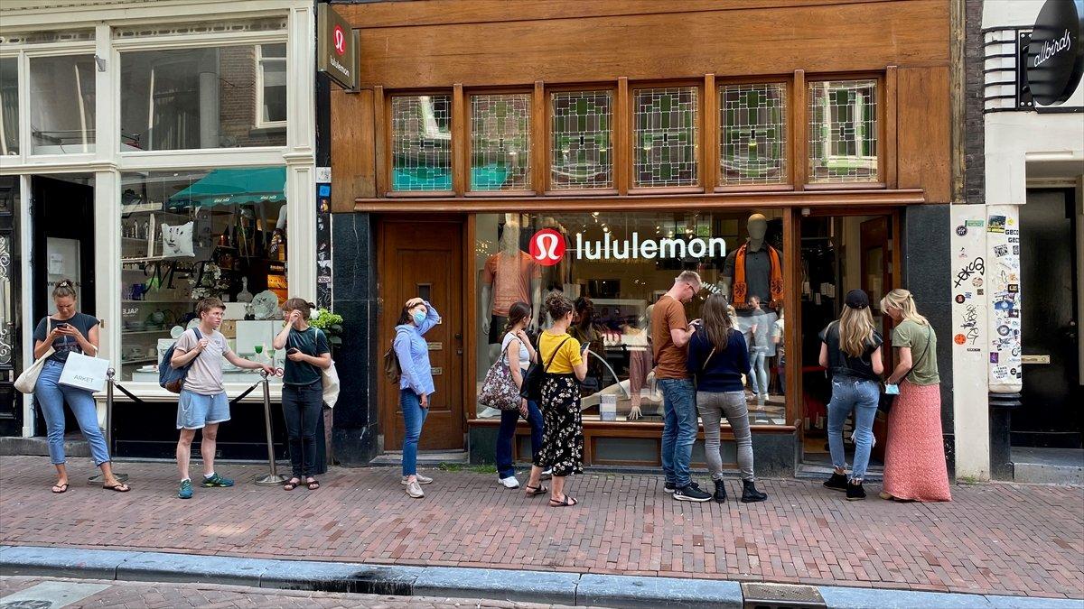 Hollanda'da kapalı alanlarda maske zorunluluğu kalktı