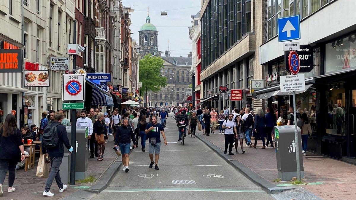 Hollanda'da kapalı alanlarda maske zorunluluğu kalktı
