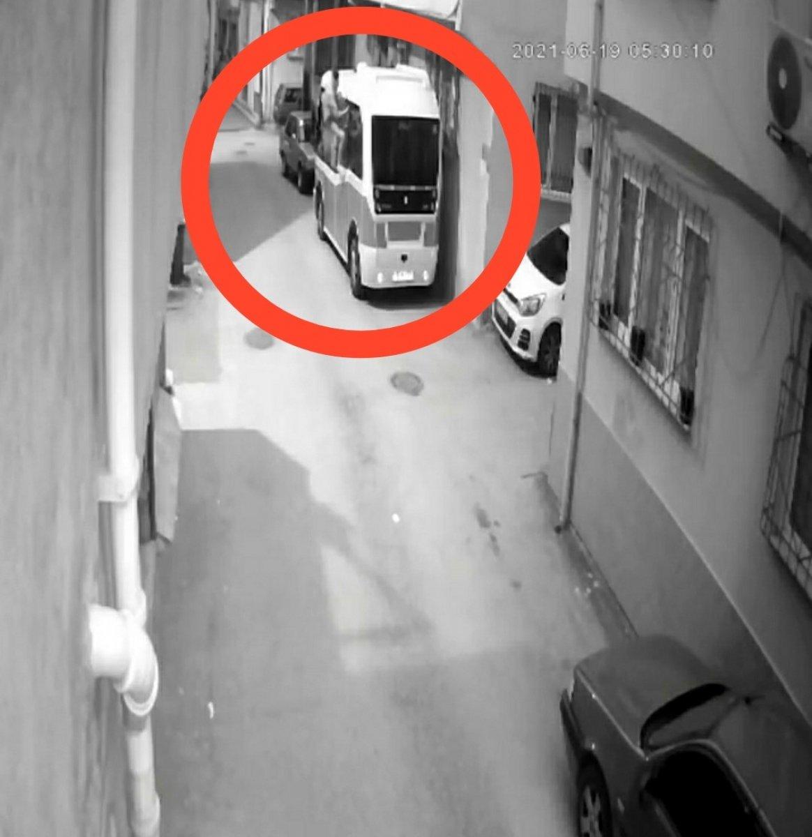 Bursa’da minibüse kelebek camından girip hırsızlık yaptı