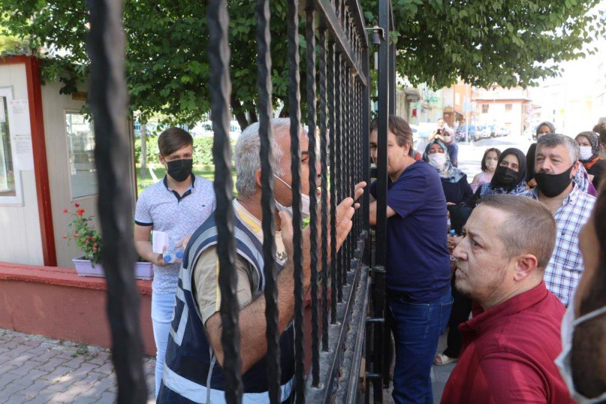 YKS sınavı bitti, yetişemeyen öğrenciler gözyaşlarına boğuldu