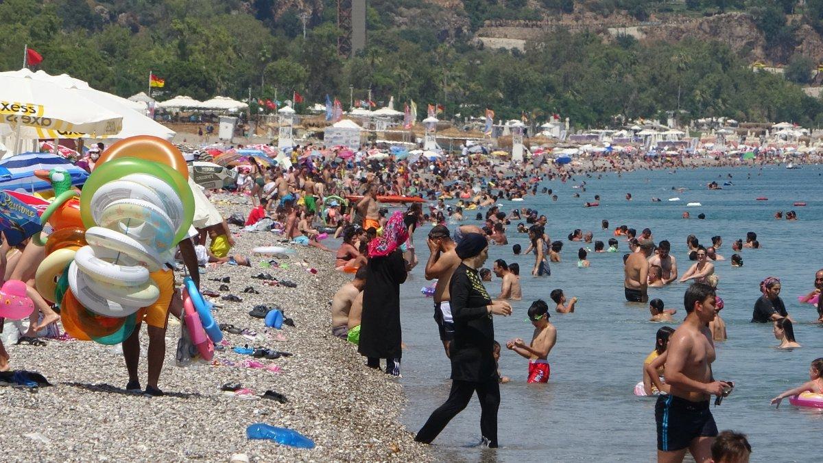 Antalya sahillerinde sınav sonu yoğunluğu