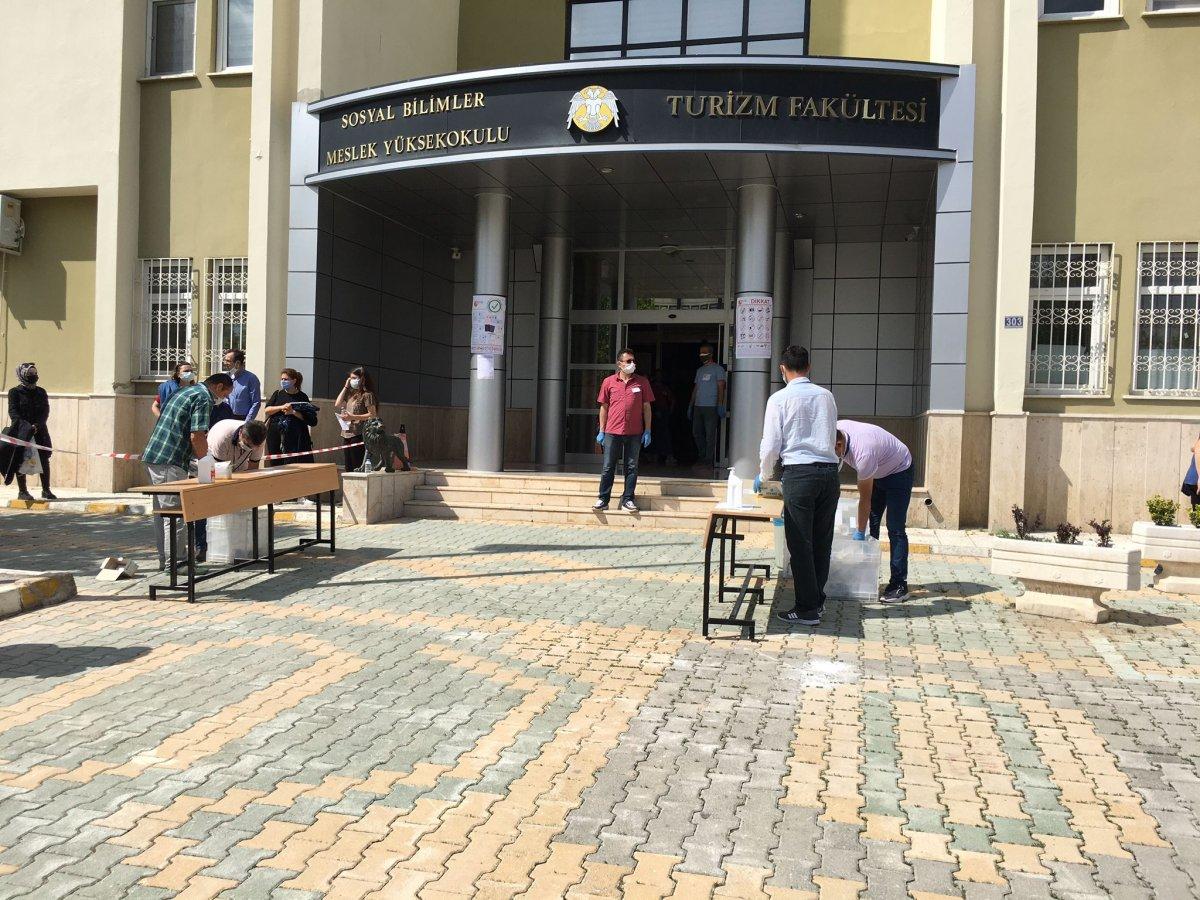 Konya’da veliler, YKS’ye geç kalan öğrenci için tezahürat yaptı