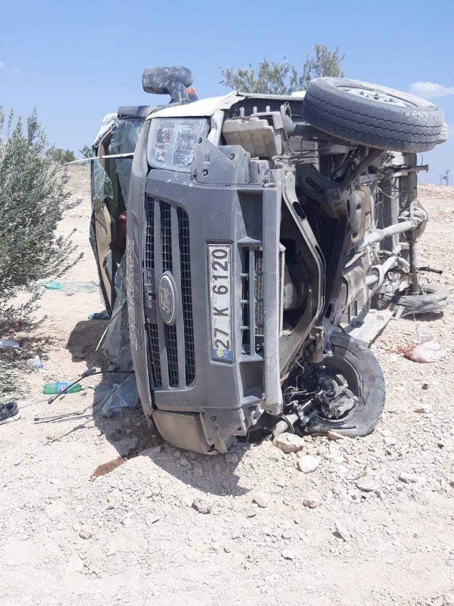 Gaziantep’te yolcu taşıyan minibüs takla attı