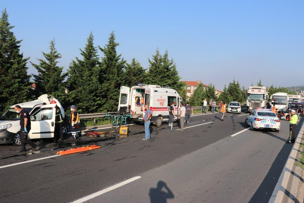 Kocaeli’de tır, panelvan araca arkadan çarptı
