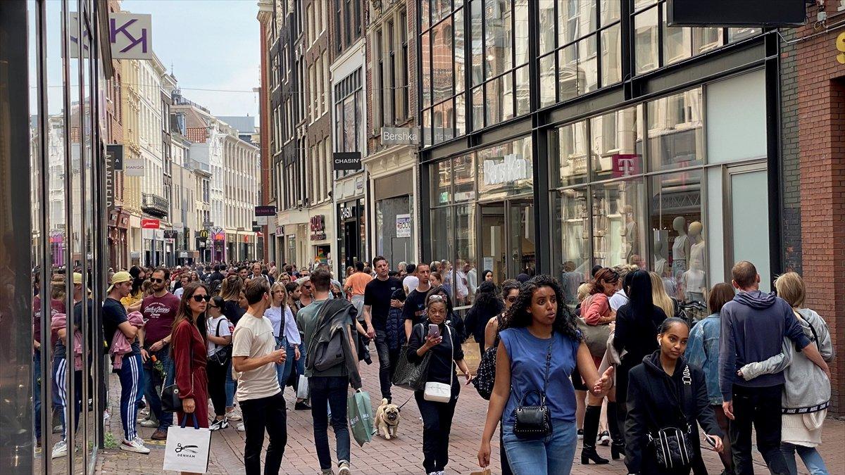 Hollanda'da kapalı alanlarda maske zorunluluğu kalktı