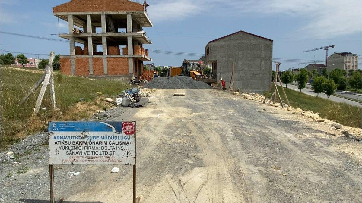 Arnavutköy’de defineciler, rögar kapağının içinde kazı yaptı