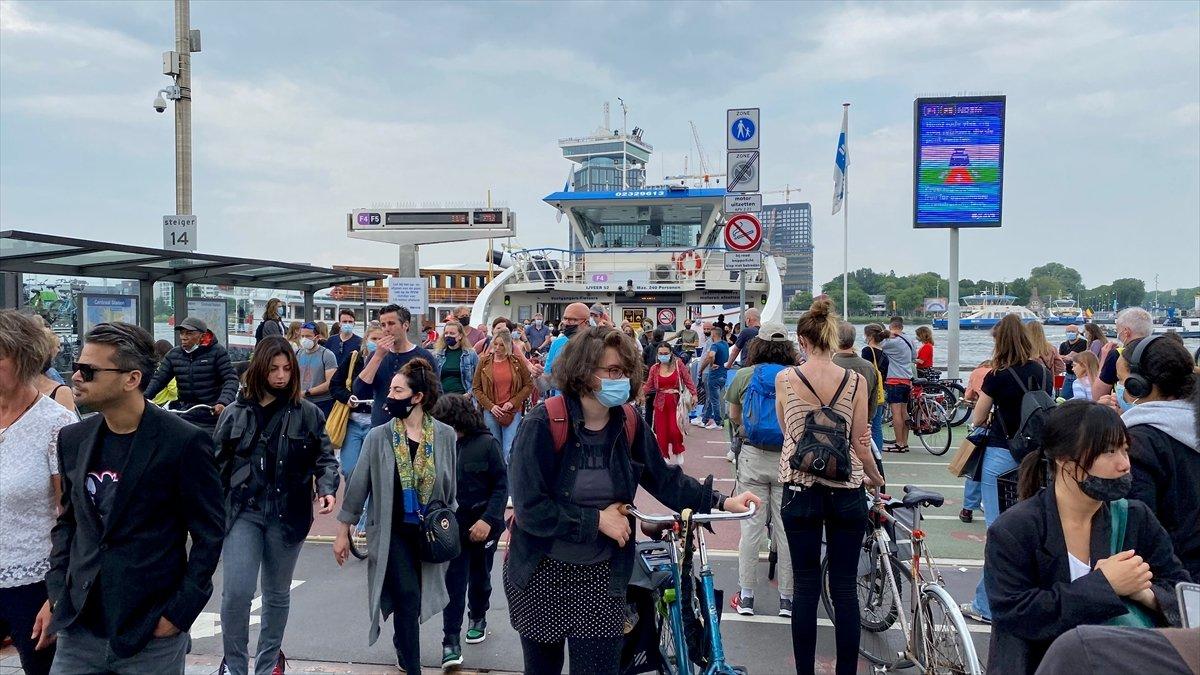 Hollanda'da kapalı alanlarda maske zorunluluğu kalktı