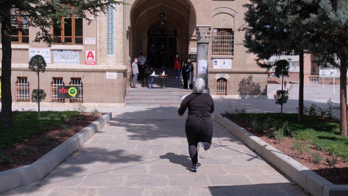 Konya’da veliler, YKS’ye geç kalan öğrenci için tezahürat yaptı