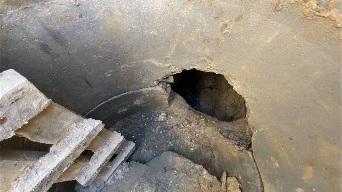 Arnavutköy’de defineciler, rögar kapağının içinde kazı yaptı