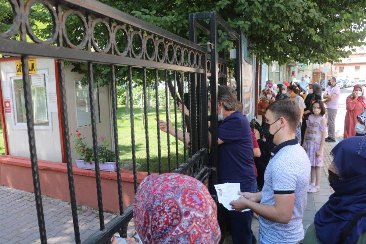 YKS sınavı bitti, yetişemeyen öğrenciler gözyaşlarına boğuldu