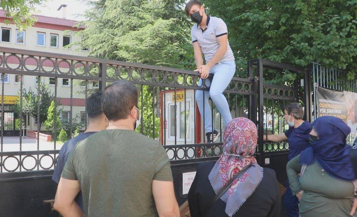 YKS sınavı bitti, yetişemeyen öğrenciler gözyaşlarına boğuldu