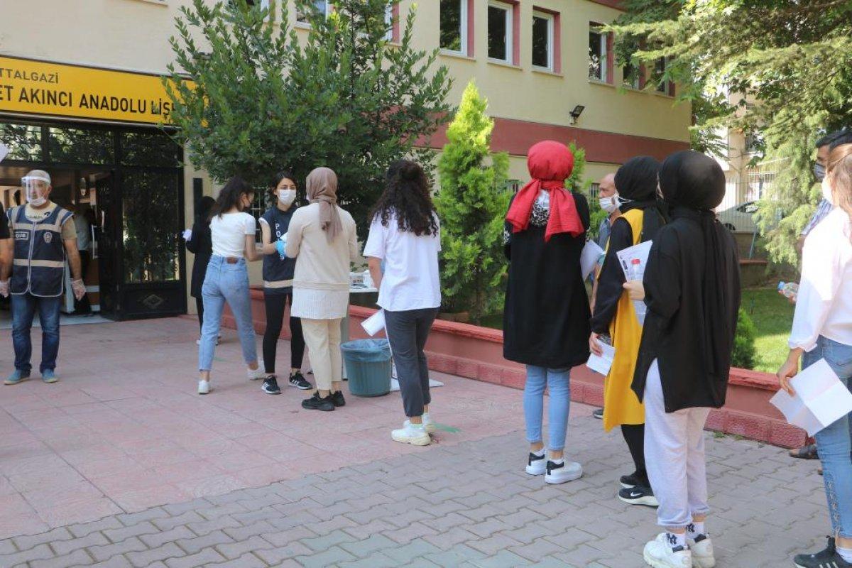 YKS sınavı bitti, yetişemeyen öğrenciler gözyaşlarına boğuldu