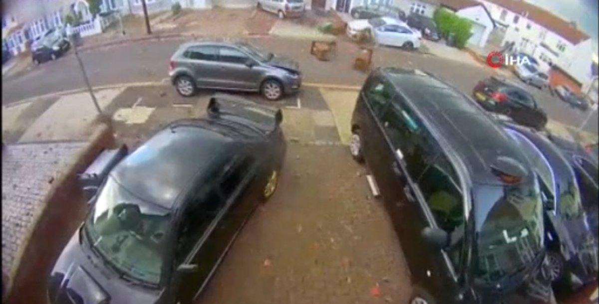 Londra’da şiddetli fırtına: Evlerin çatıları uçtu