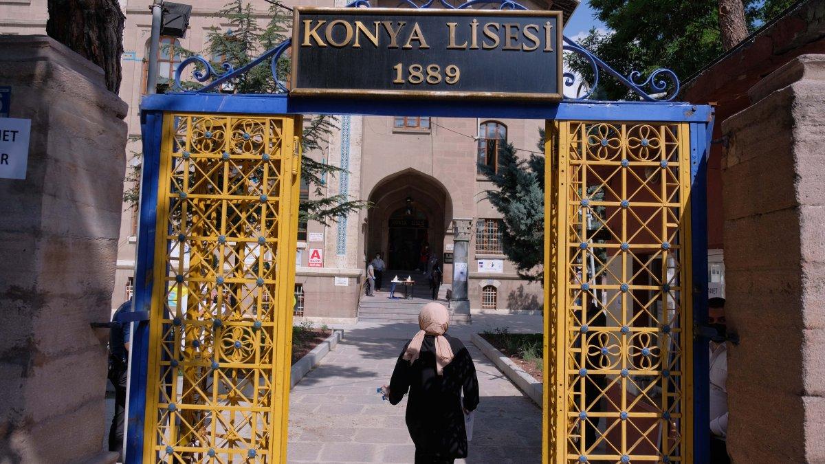 Konya’da veliler, YKS’ye geç kalan öğrenci için tezahürat yaptı