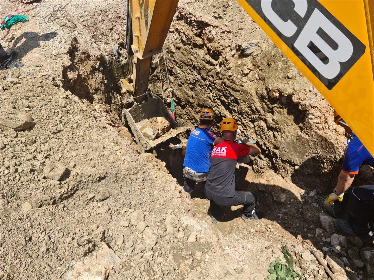 Bursa’da kazı çalışmaları sırasında toprak kaydı, işçi mahsur kaldı
