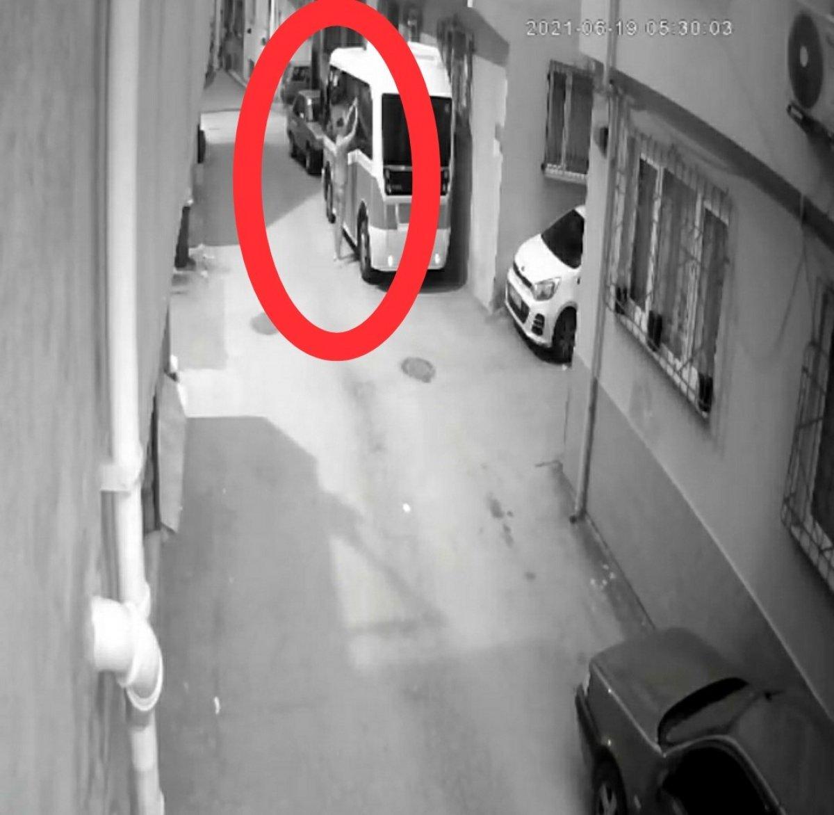 Bursa’da minibüse kelebek camından girip hırsızlık yaptı