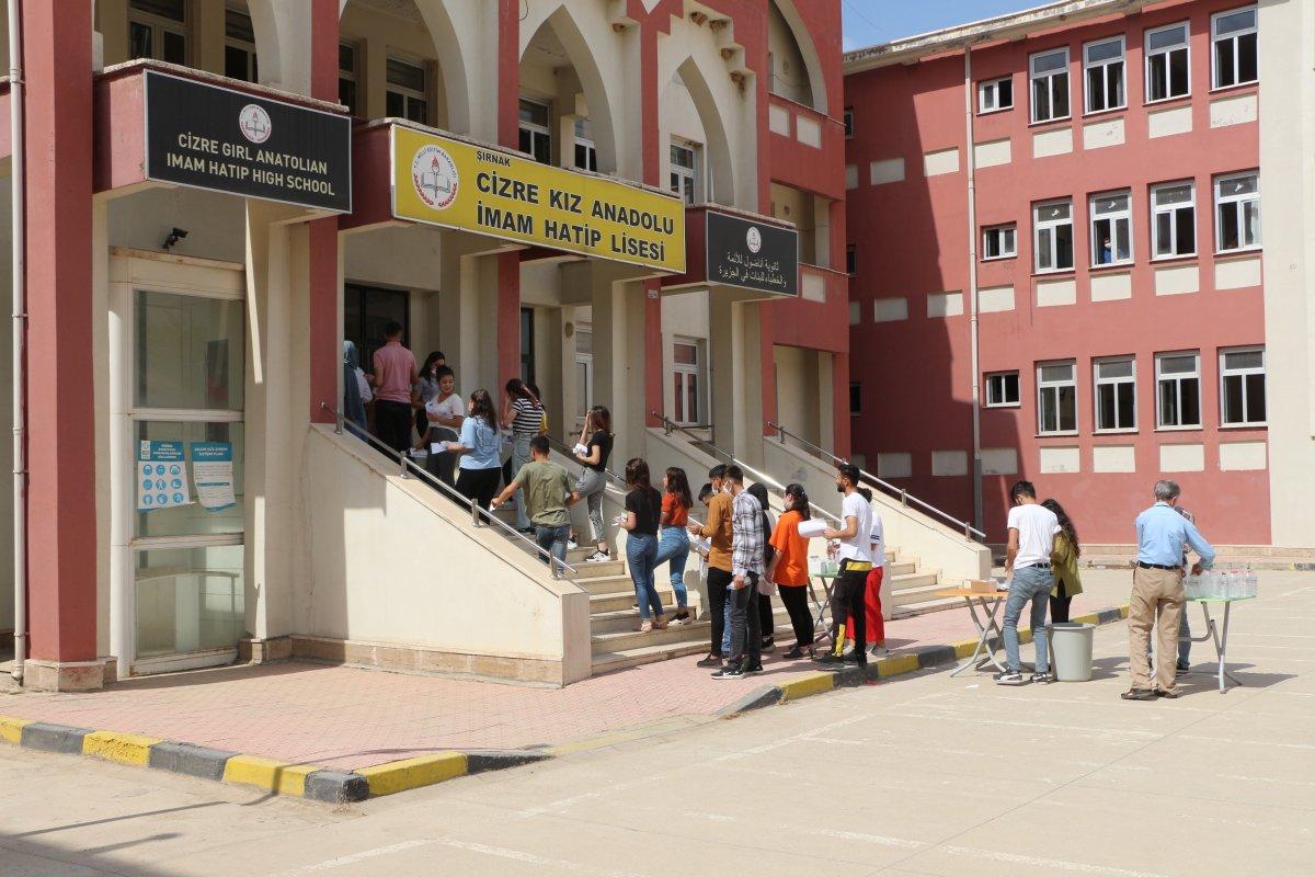 Şırnak'ta babasıyla sınava girdi