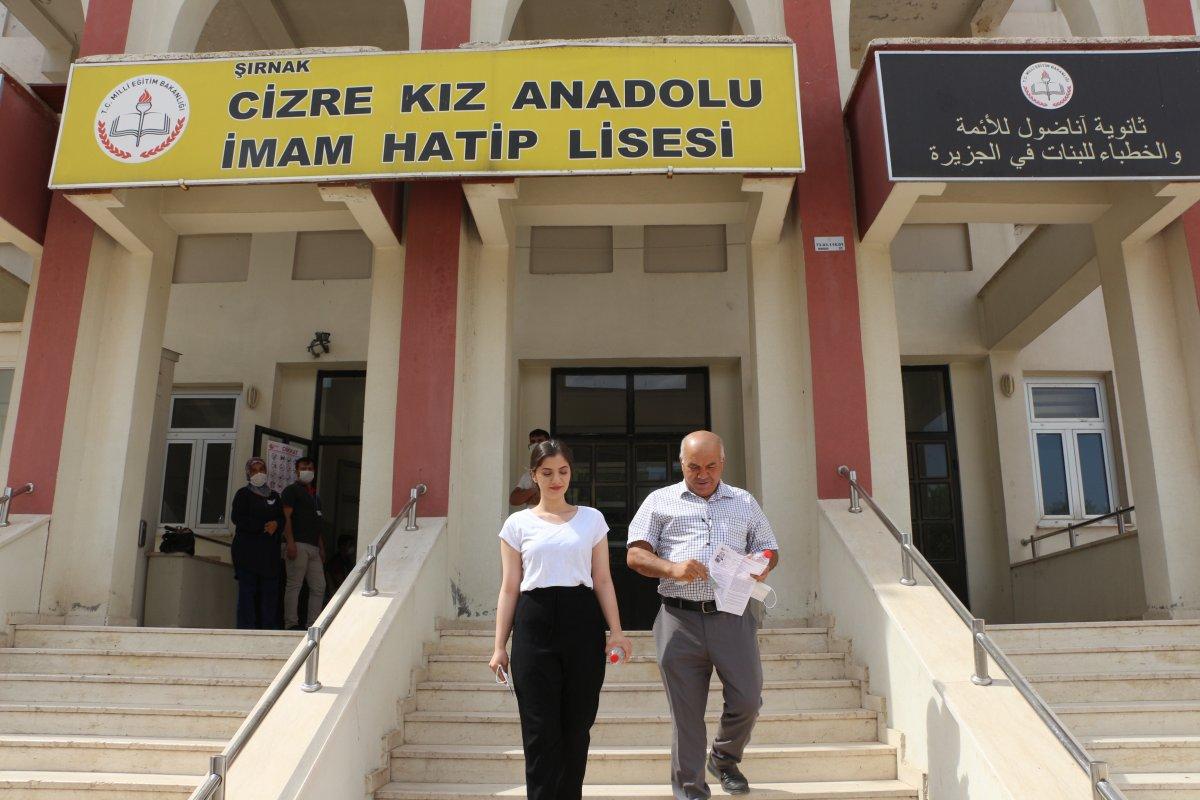 Şırnak'ta babasıyla sınava girdi