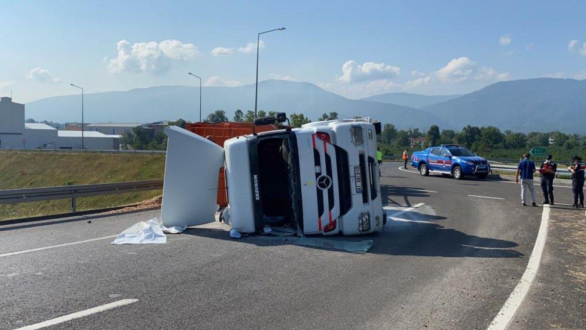 Düzce'de virajı alamayan tır devrildi