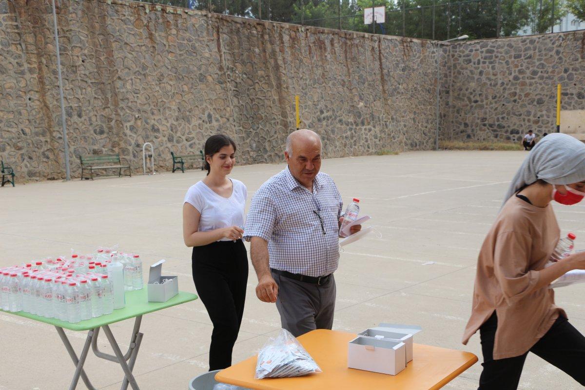 Şırnak'ta babasıyla sınava girdi