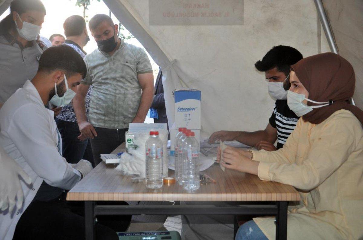 Yüksekova’da randevusuz aşı çadırı kuruldu