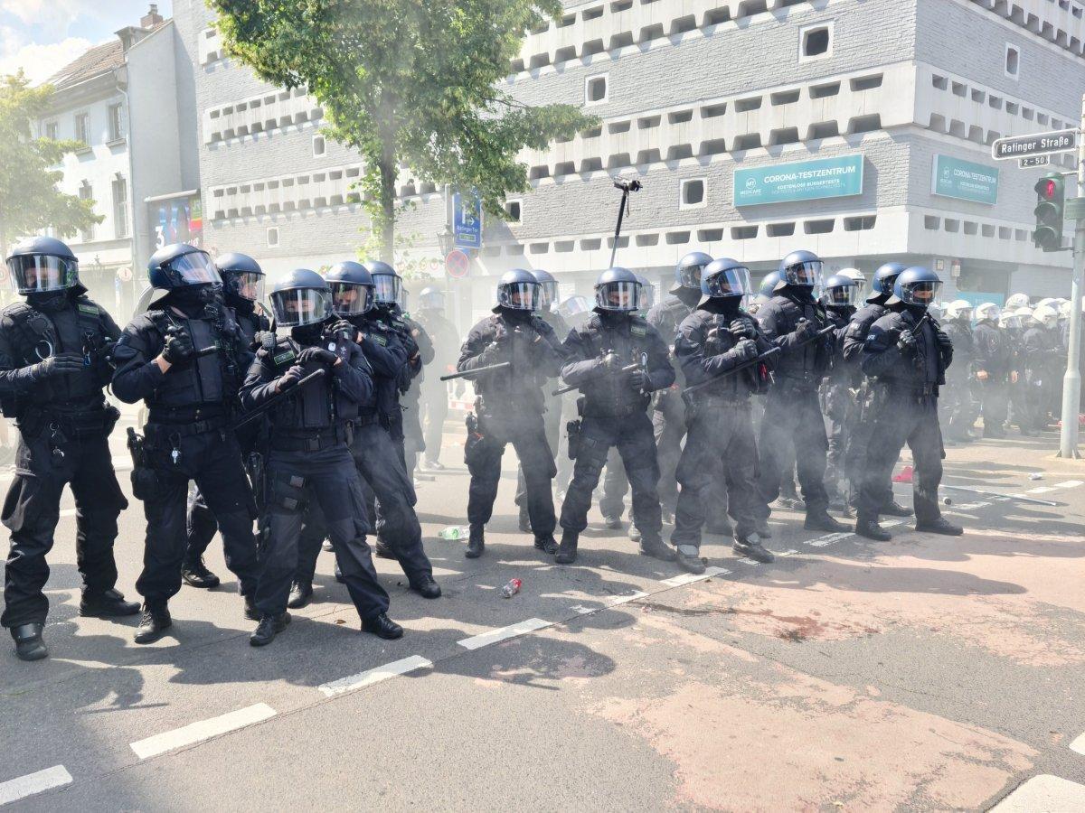 Alman polisinden gazetecilere coplu saldırı