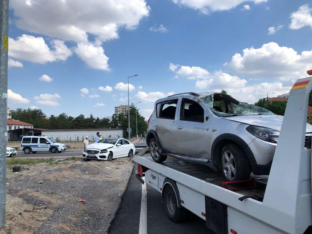 Kayseri'de iki otomobil çarpıştı