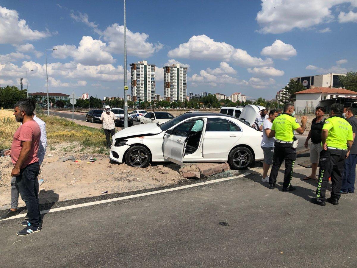Kayseri'de iki otomobil çarpıştı
