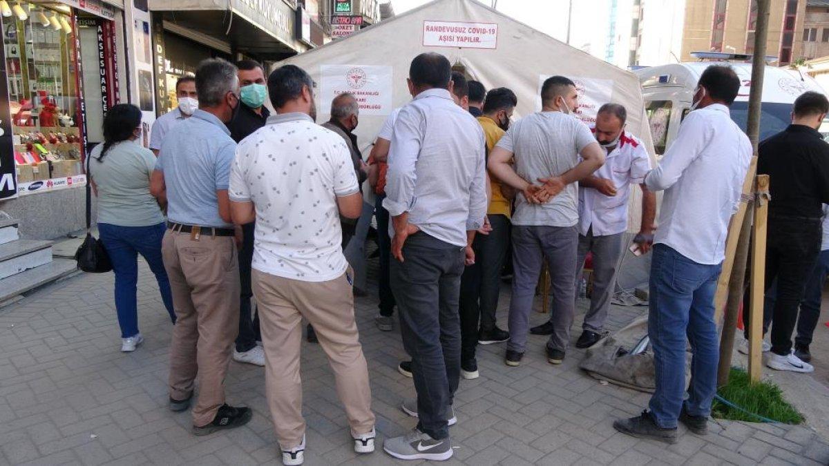 Yüksekova’da randevusuz aşı çadırı kuruldu