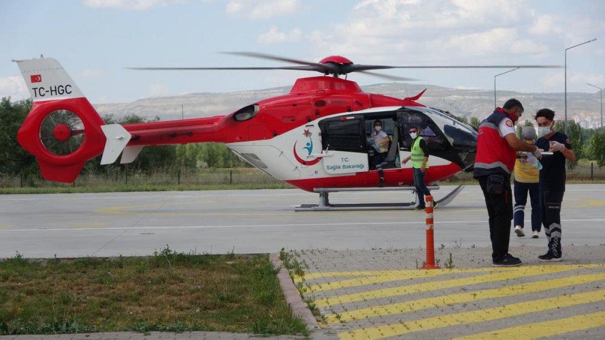Sivas'ta ambulans helikopter 1 aylık bebek için havalandı
