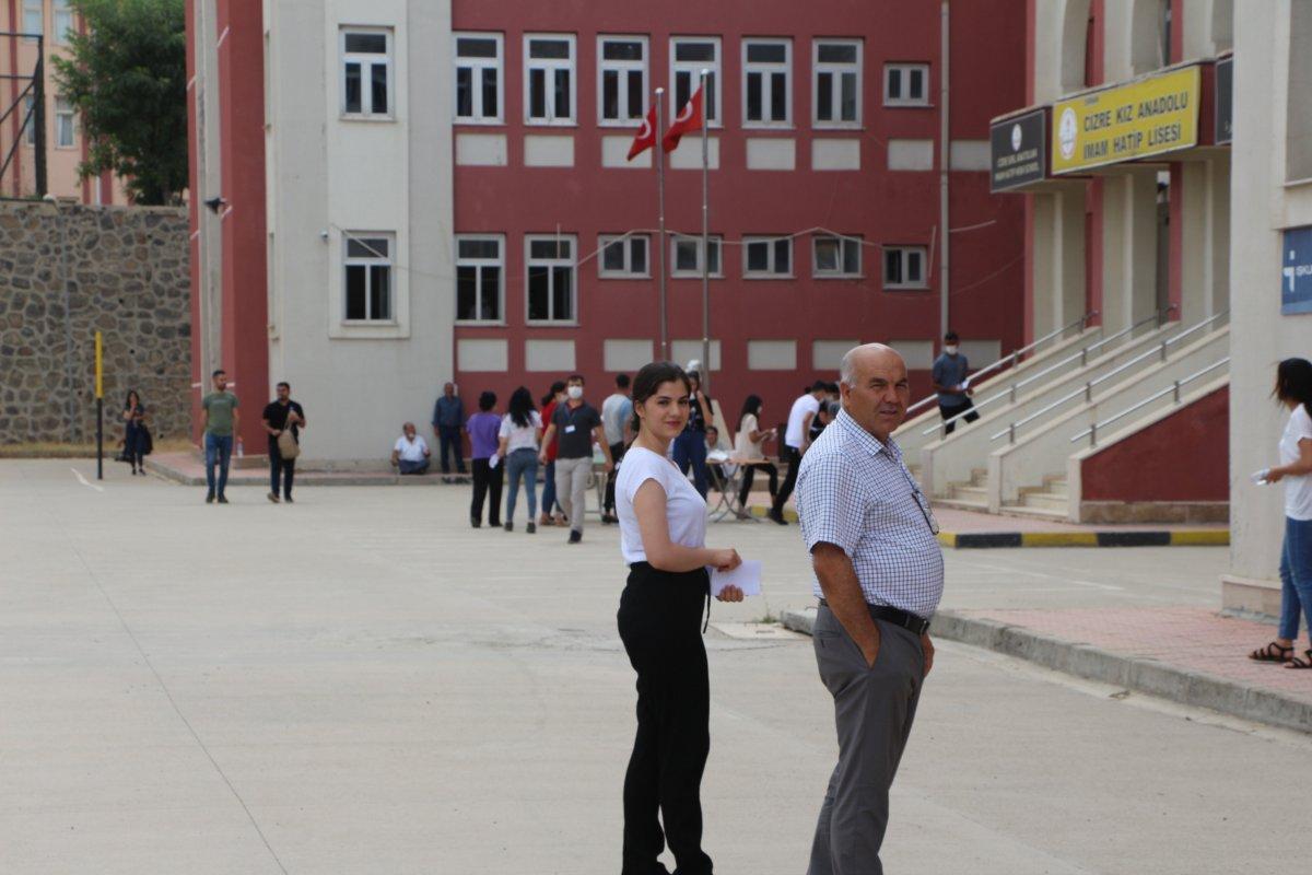 Şırnak'ta babasıyla sınava girdi