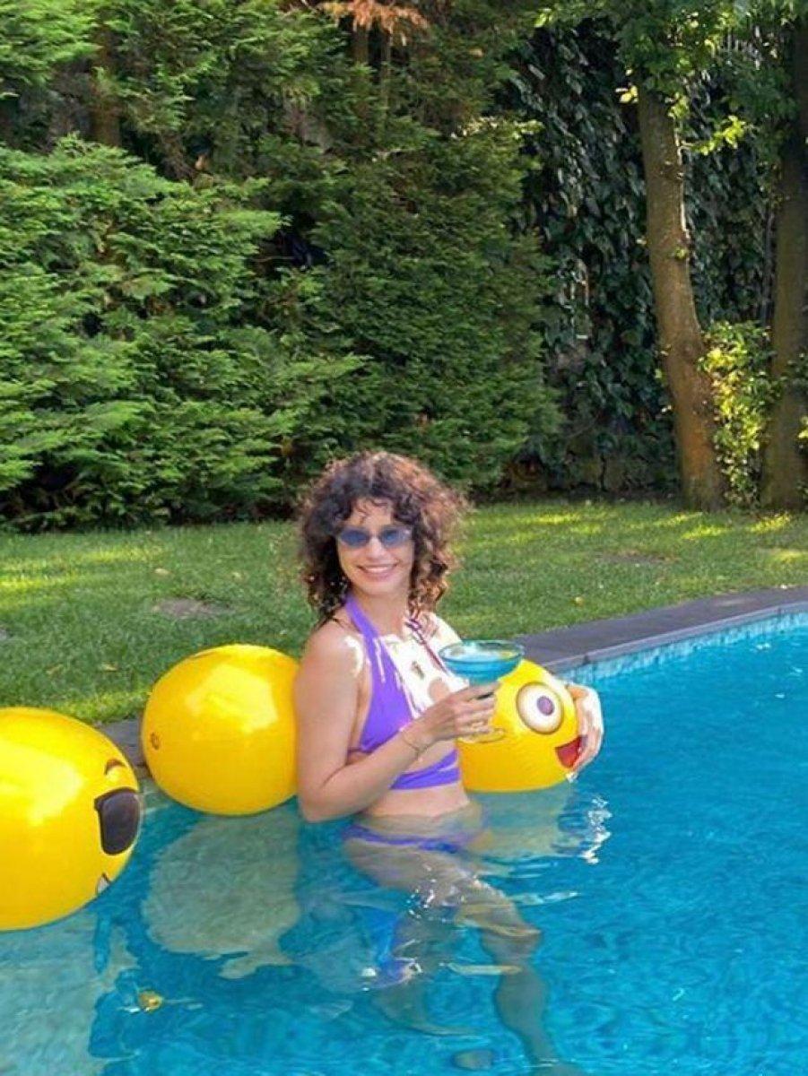 Beren Saat'ten bikinili tatil pozu