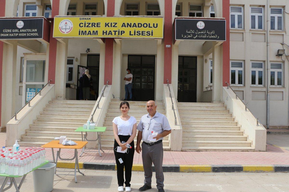 Şırnak'ta babasıyla sınava girdi