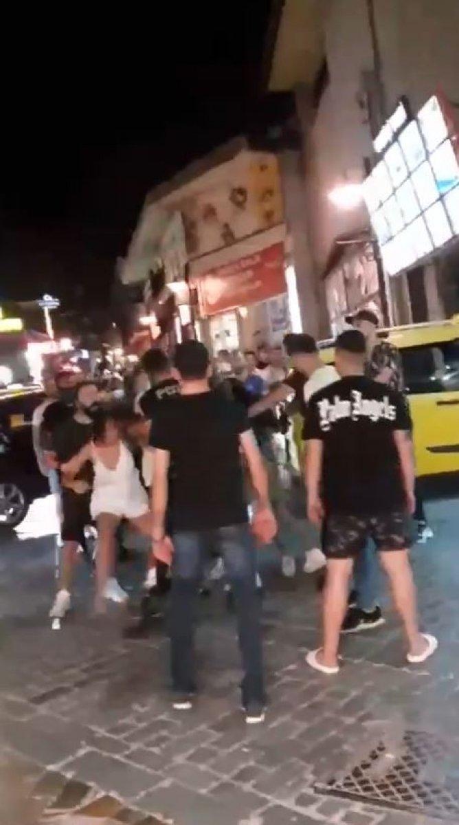 Antalya'da genç kızlar sokak ortasında birbirine girdi