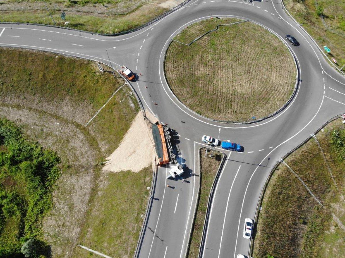 Düzce'de virajı alamayan tır devrildi