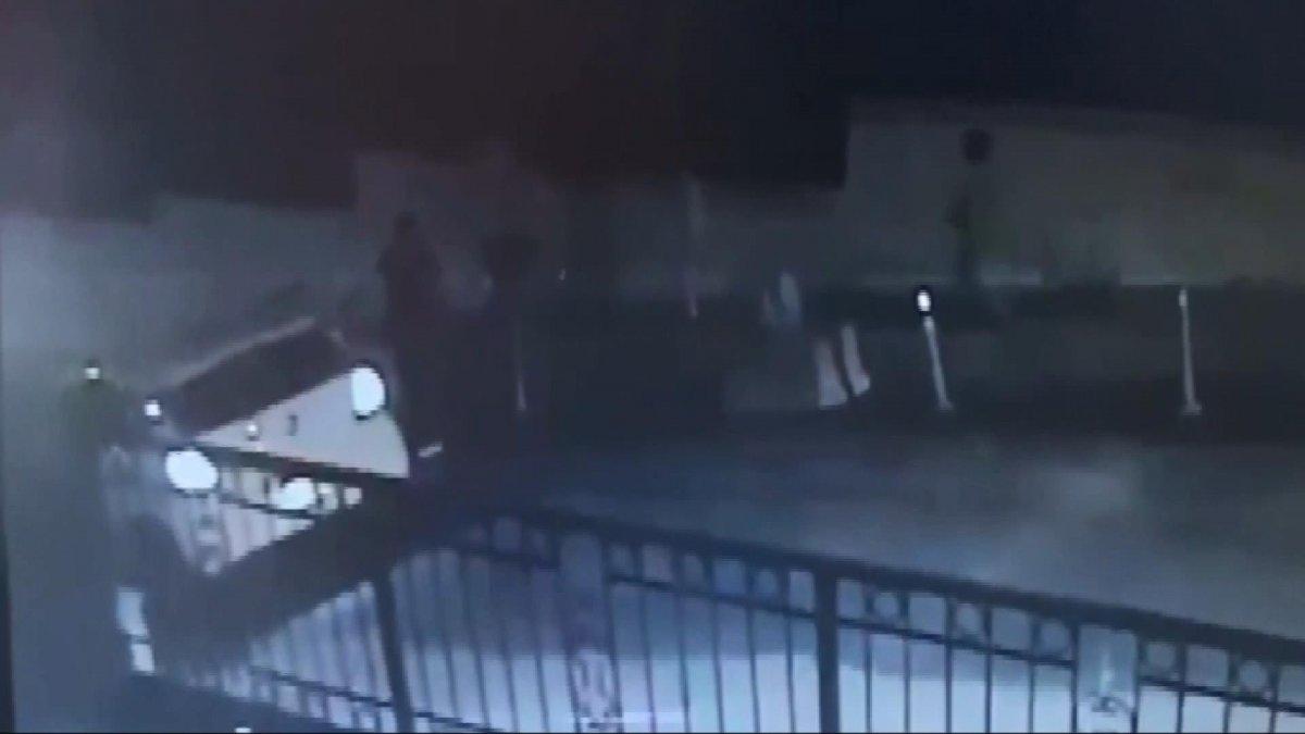 Büyükçekmece'de otomobilin çocuğa çarptığı an