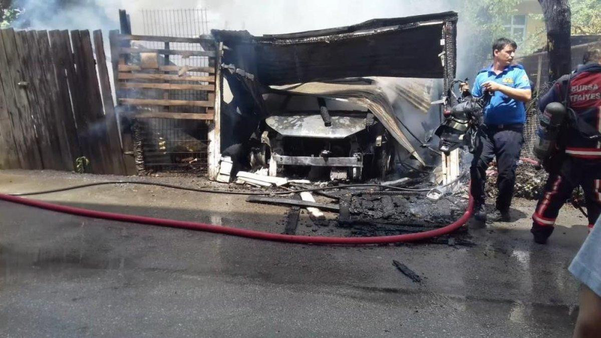 Bursa yeni aldığı otomobil yanarak küle döndü