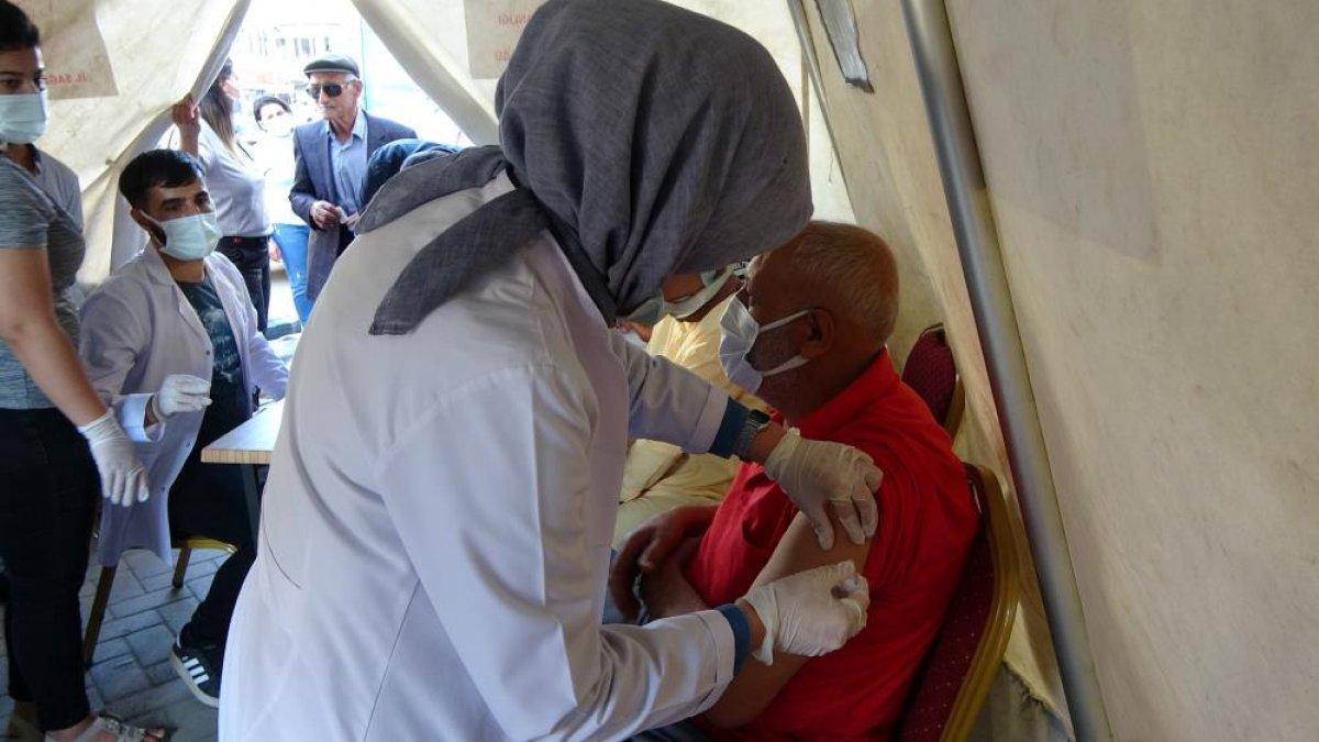 Yüksekova’da randevusuz aşı çadırı kuruldu