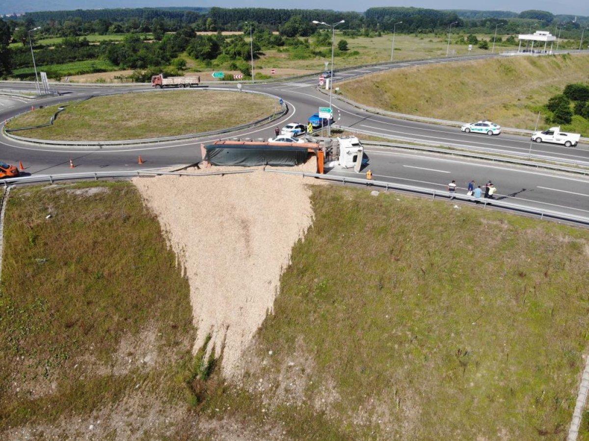 Düzce'de virajı alamayan tır devrildi