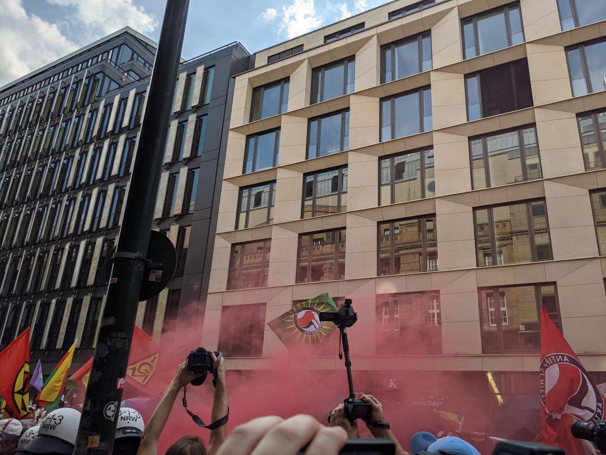 Alman polisinden gazetecilere coplu saldırı