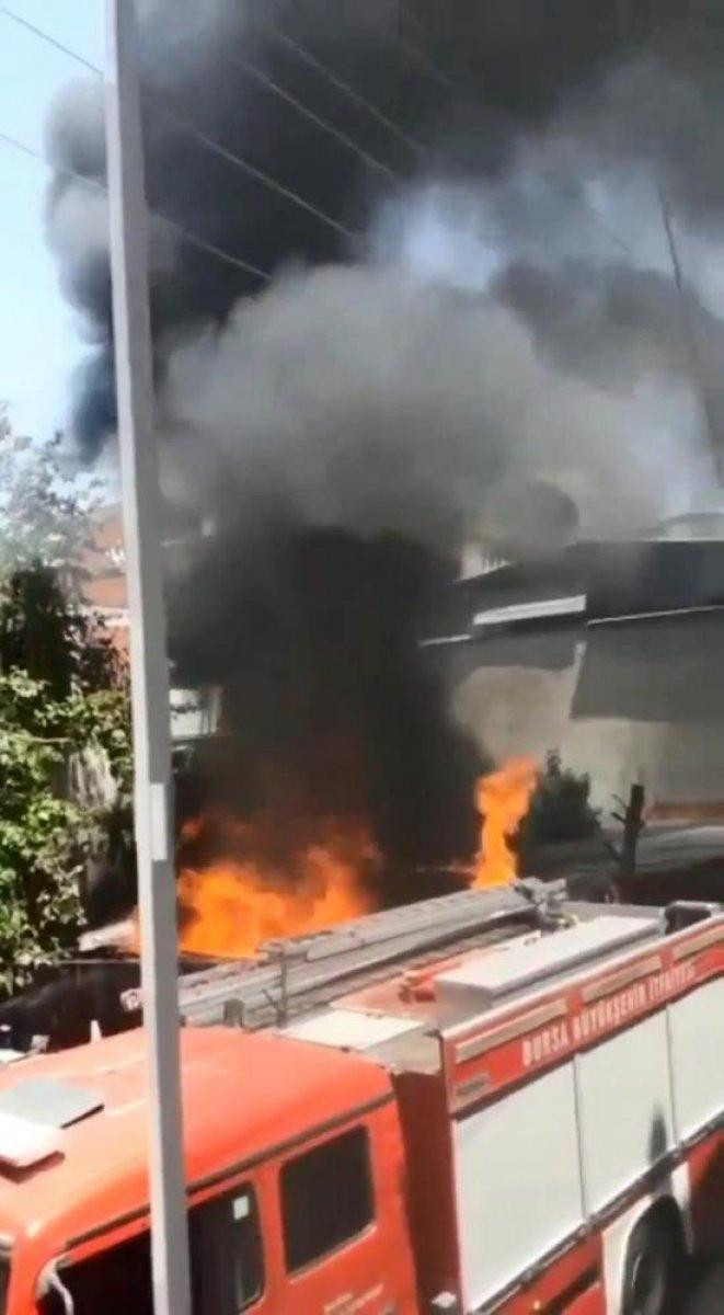 Bursa yeni aldığı otomobil yanarak küle döndü